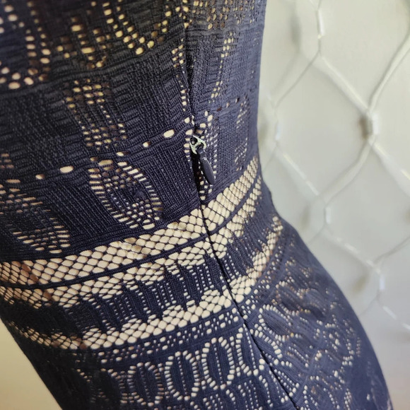 BCBG MaxAzria / Navy Lace / LS / Size Small - Picture 13 of 14
